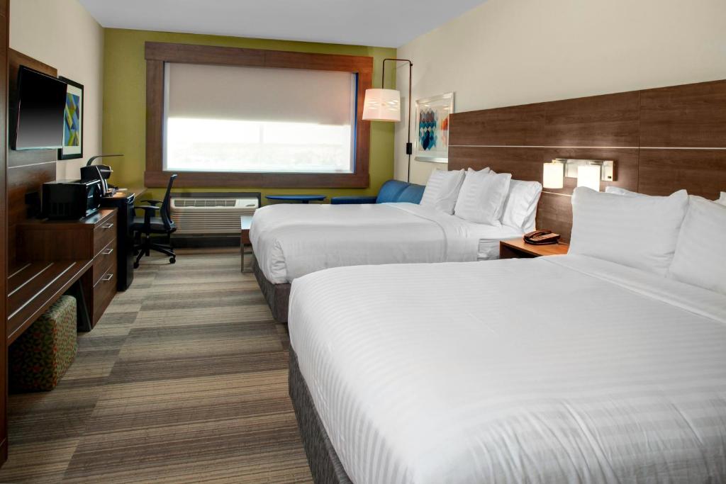 Postel nebo postele na pokoji v ubytování Holiday Inn Express & Suites - Houston NW - Cypress Grand Pky by IHG