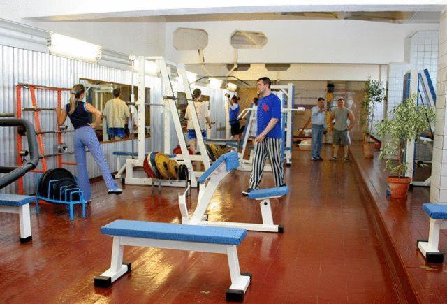 Fitness centrum a/nebo fitness zařízení v ubytování Olimpija Hotel & SPA