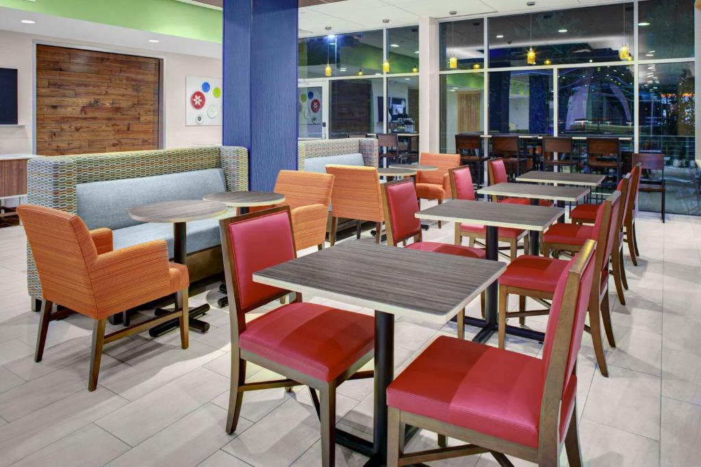 Posezení v ubytování Holiday Inn Express & Suites - Houston NW - Cypress Grand Pky by IHG
