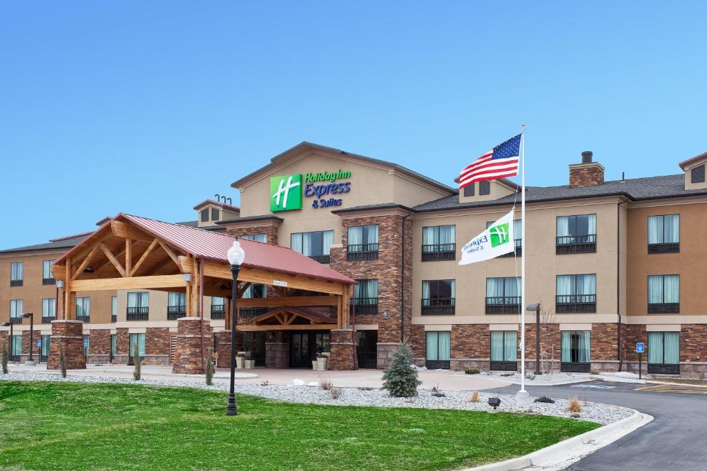 ein Hotel mit einer Flagge davor in der Unterkunft Holiday Inn Express Hotel & Suites Lander, an IHG Hotel in Lander