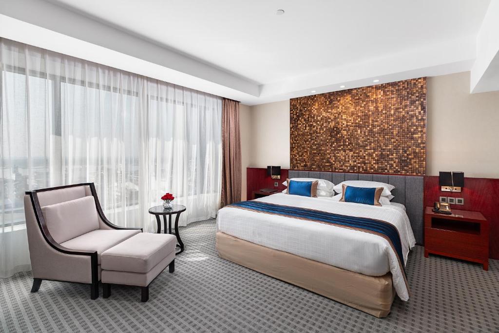 Postel nebo postele na pokoji v ubytování Yangon Thanlwin Hotel