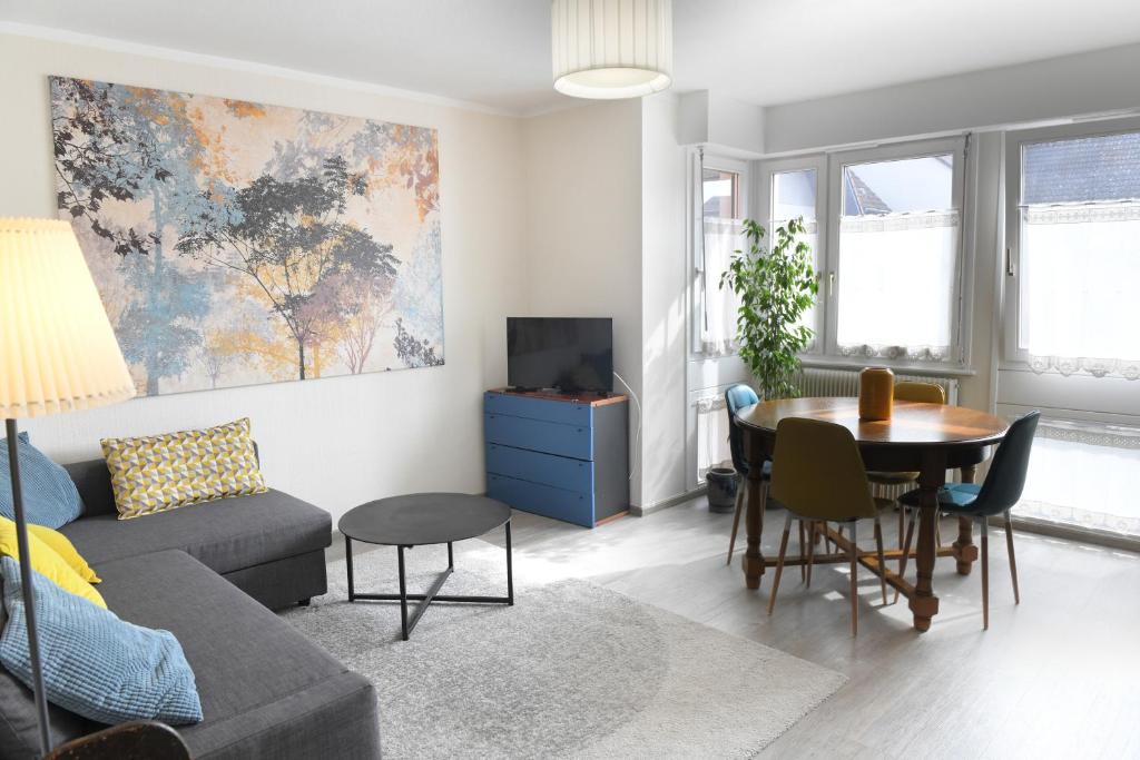 un salon avec un canapé et une table dans l'établissement Les ARTISANS au centre historique, à Colmar