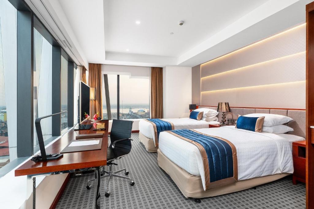 Postel nebo postele na pokoji v ubytování Yangon Thanlwin Hotel