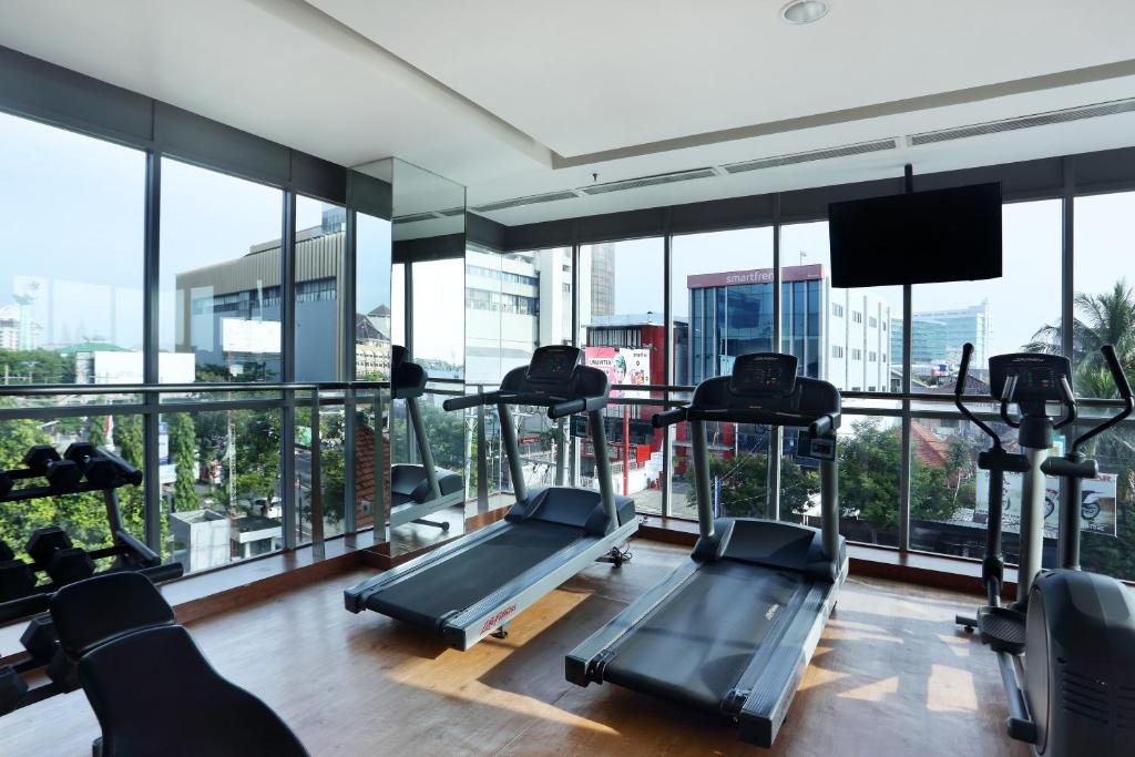 Fitness centrum a/nebo fitness zařízení v ubytování Holiday Inn Express Semarang Simpang Lima by IHG