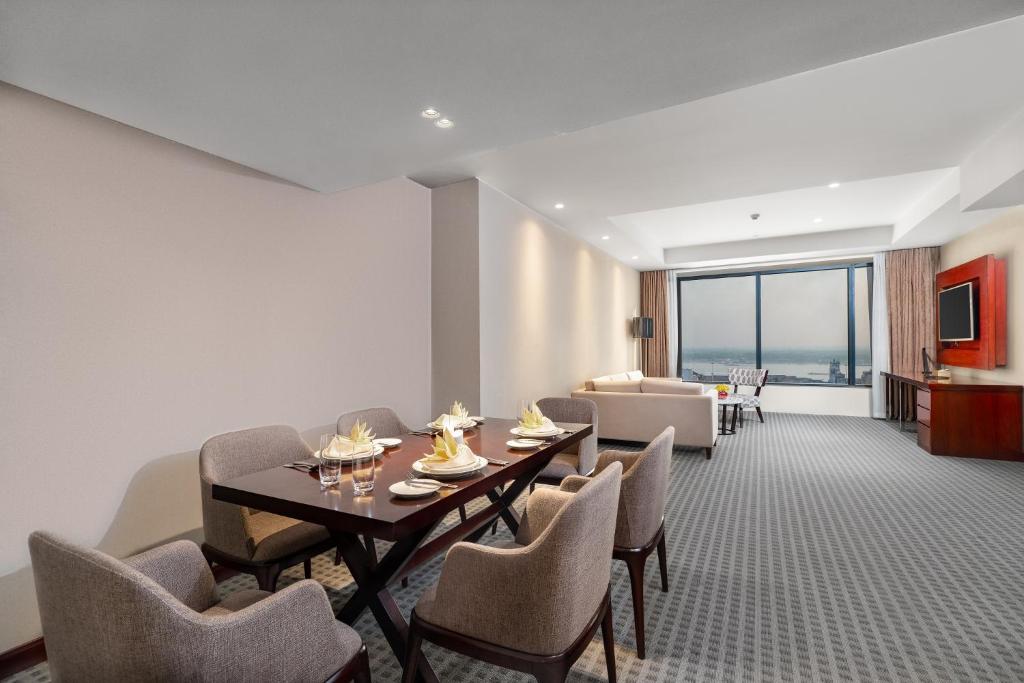 Posezení v ubytování Yangon Thanlwin Hotel