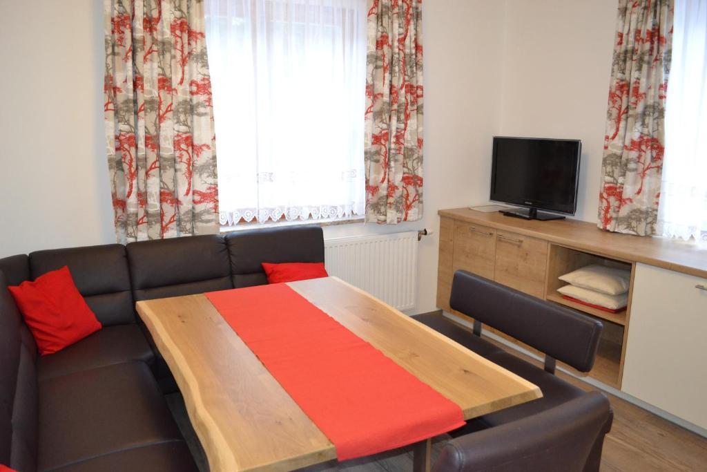 TV a/nebo společenská místnost v ubytování Haus Kathrin