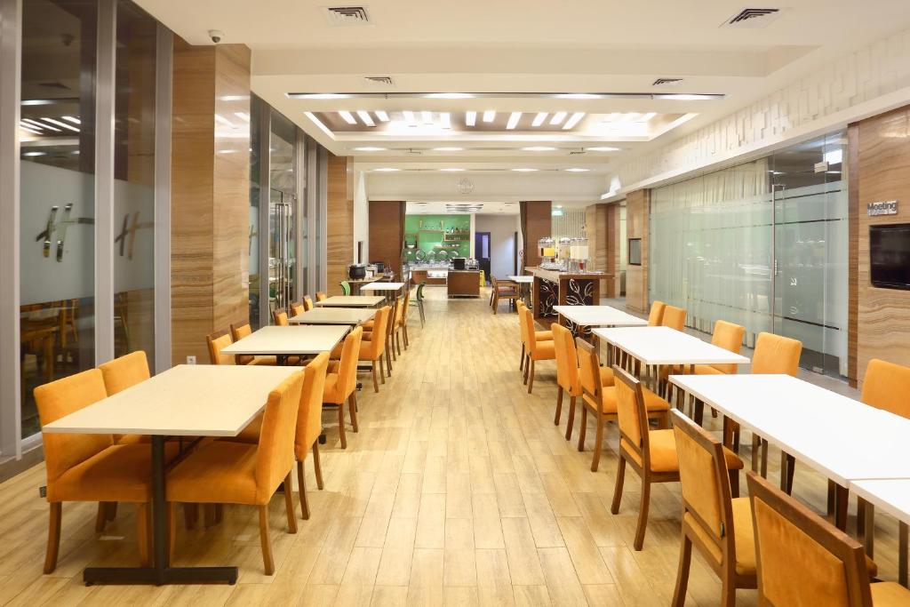 TV a/nebo společenská místnost v ubytování Holiday Inn Express Semarang Simpang Lima by IHG