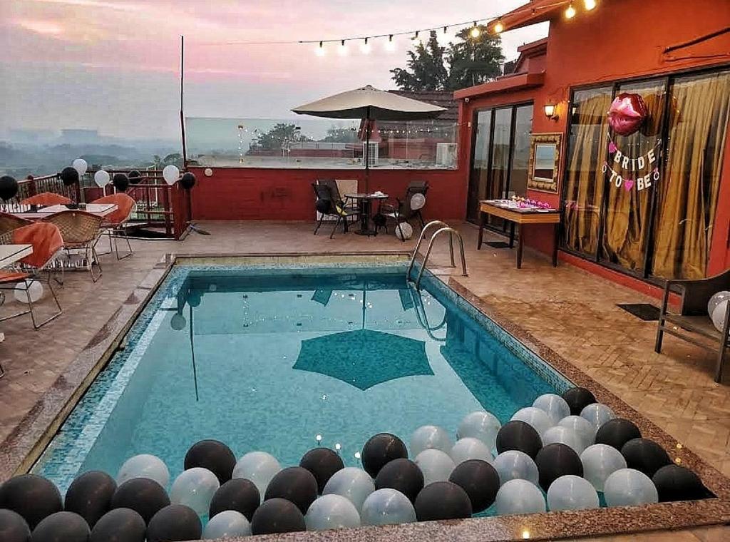 uma piscina com um monte de bolas à volta em Villa No: 214, Dr.Wade's Villa. em Mumbai
