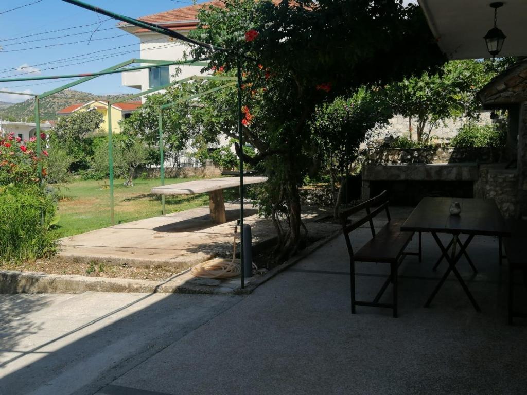 einem Picknicktisch und einer Bank im Hof in der Unterkunft Apartments Anka - comfortable and affordable in Marina