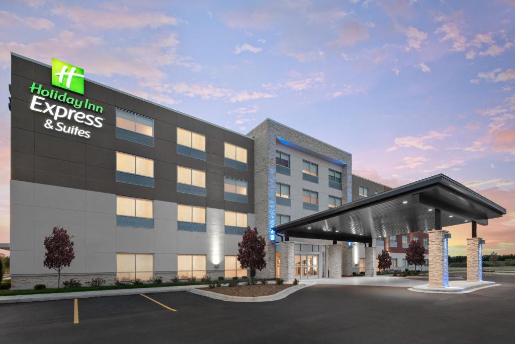 uma representação de um hospital com um edifício em Holiday Inn Express & Suites - Elkhorn - Lake Geneva Area, an IHG Hotel em Elkhorn