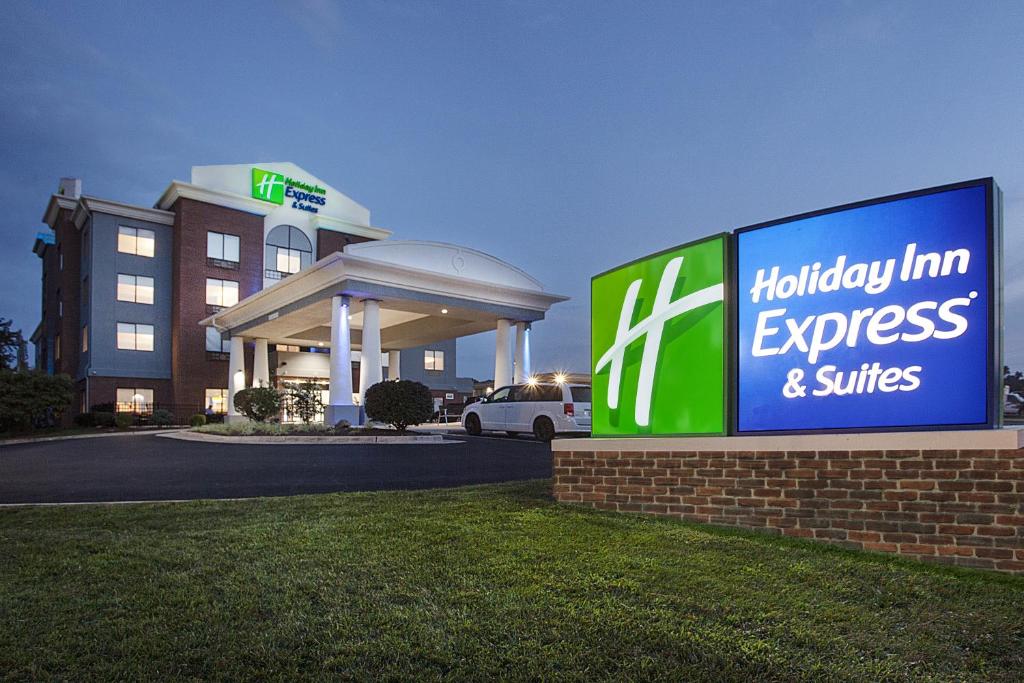 uma placa de Hudson Inn Express e Suites em frente a um hotel em Holiday Inn Express & Suites Culpeper, an IHG Hotel em Culpeper