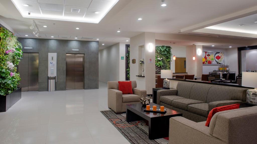 vestíbulo de un hotel con sofás y sala de espera en Holiday Inn Express & Suites Chihuahua Juventud, an IHG Hotel en Chihuahua