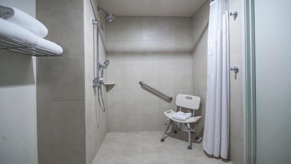 Koupelna v ubytování Holiday Inn Express & Suites Chihuahua Juventud by IHG