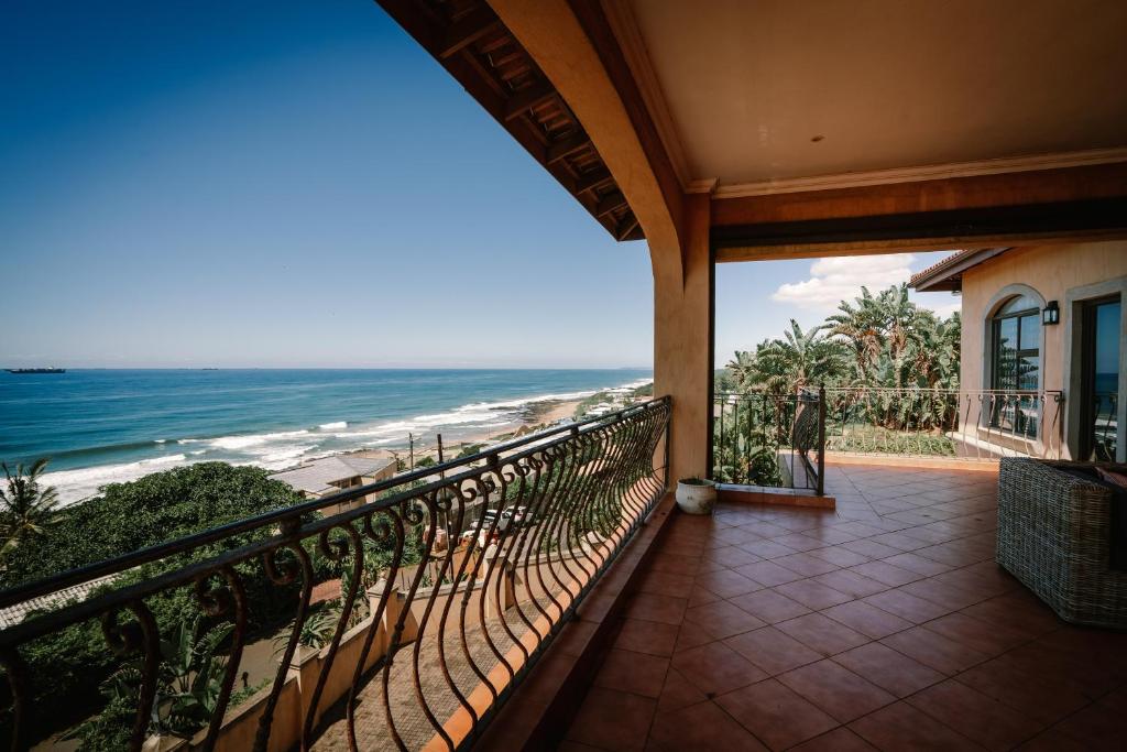 Elle comprend un balcon offrant une vue sur la plage. dans l'établissement 6 Bedroom Tuscan Styled Home in Umdloti Beach, à Umdloti