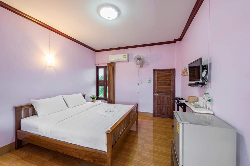 Postel nebo postele na pokoji v ubytování Primmalyn บ้านพริมมาลีณ