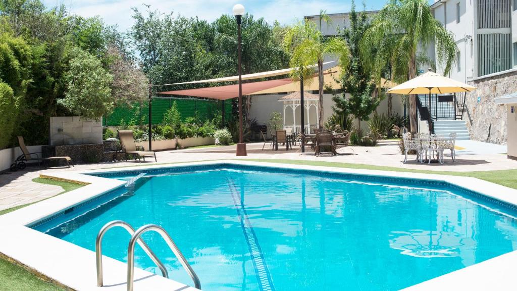 Bazén v ubytování Holiday Inn & Suites Chihuahua Expo by IHG nebo v jeho okolí
