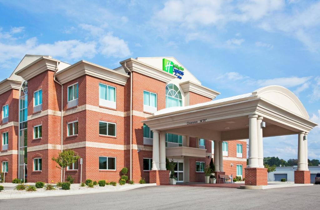 een weergave van een ziekenhuisgebouw met een tuinhuisje bij Holiday Inn Express Hotel & Suites Cincinnati Southeast Newport, an IHG Hotel in Bellevue