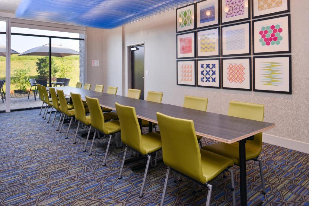 Holiday Inn Express & Suites - Olathe West by IHG photo