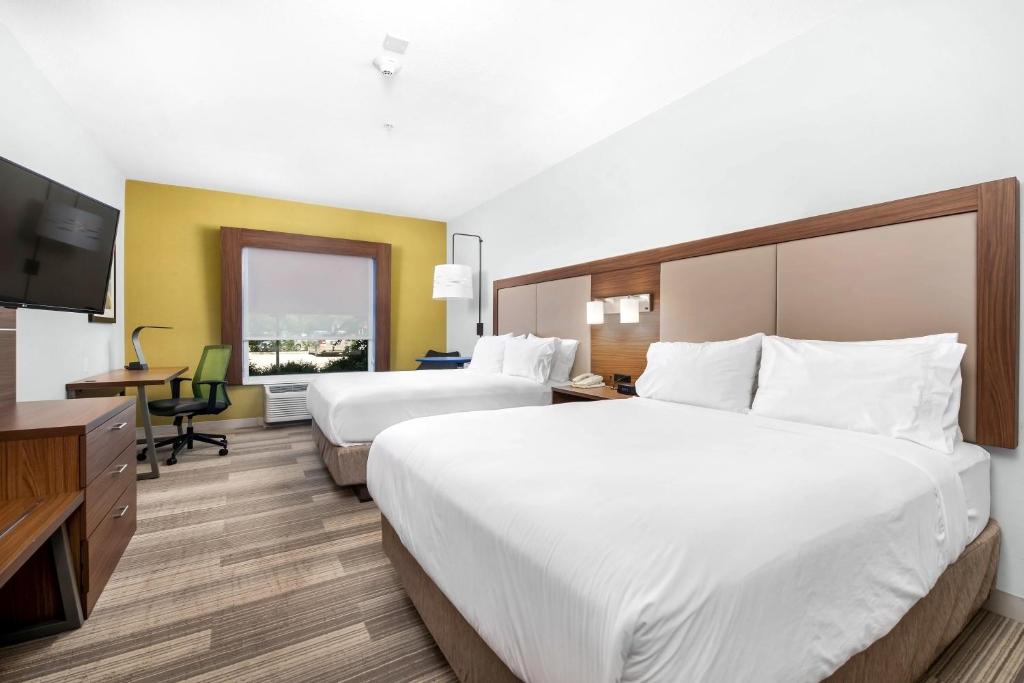 Postel nebo postele na pokoji v ubytování Holiday Inn Express Hotel and Suites Conroe by IHG