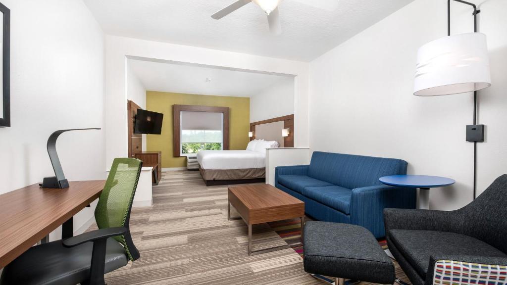Posezení v ubytování Holiday Inn Express Hotel and Suites Conroe by IHG
