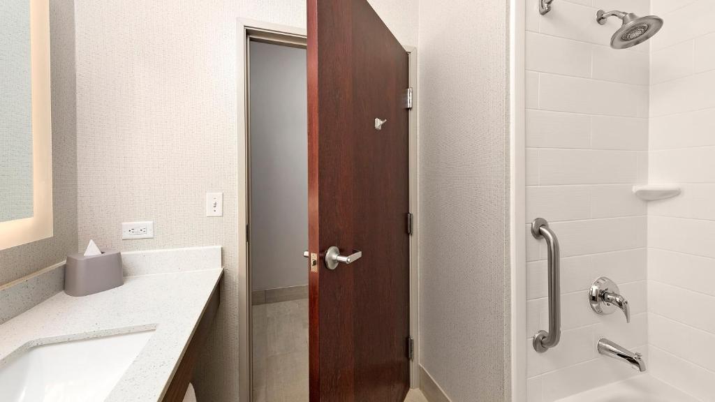 Koupelna v ubytování Holiday Inn Express Hotel and Suites Conroe by IHG