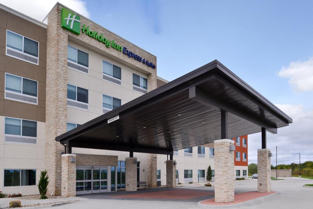 a hotel building with awning in front of it at Holiday Inn Express & Suites - Kansas City - Lee's Summit, an IHG Hotel in Lees Summit