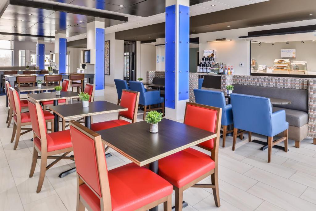 Holiday Inn Express & Suites - Kansas City - Lee's Summit by IHG photo