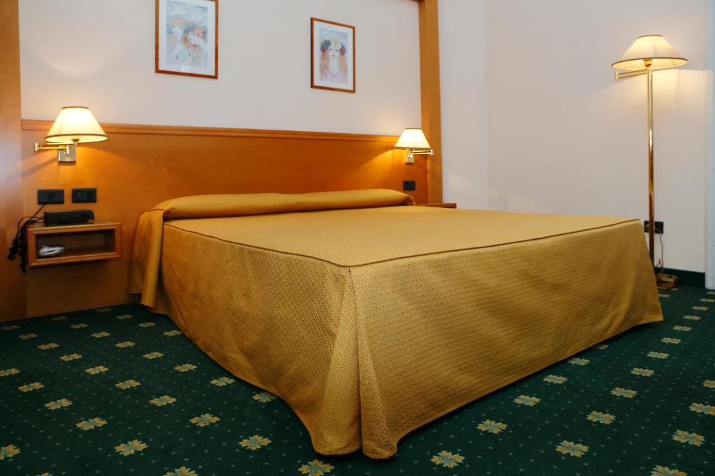 Postel nebo postele na pokoji v ubytování Hotel Estense