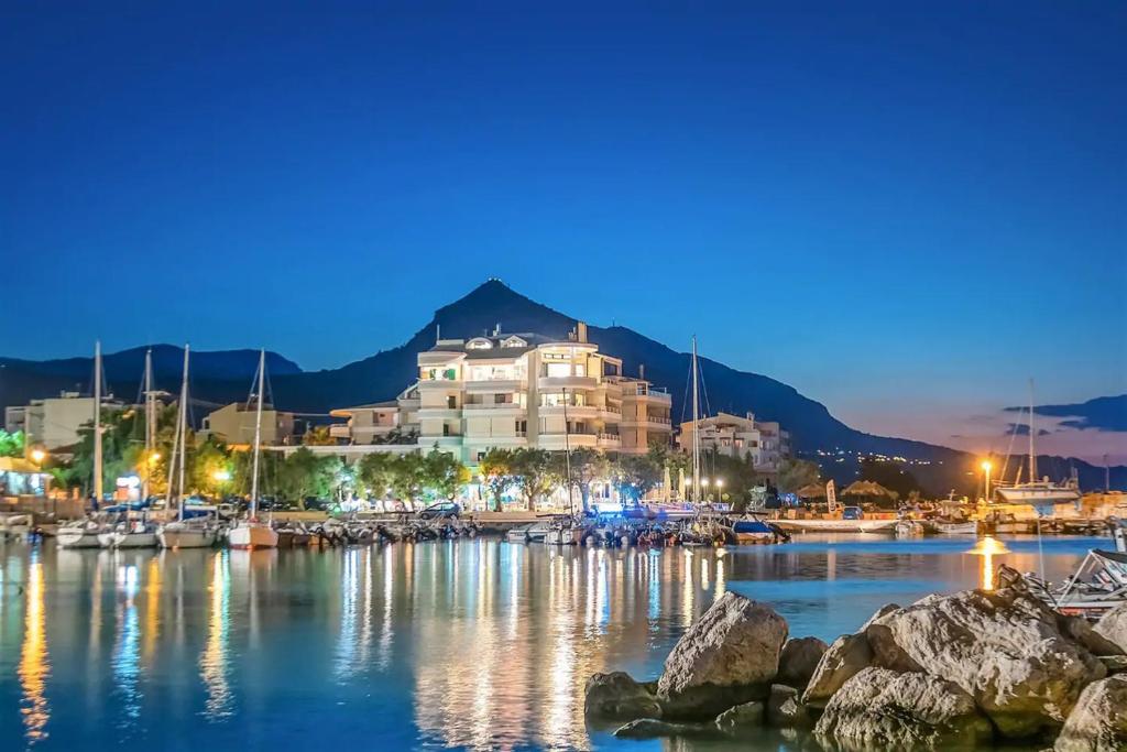 hotel w przystani w nocy w obiekcie Marina View Sea Front Apartment w mieście Xylokastron