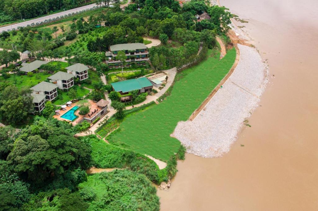 eine Luftansicht eines Resorts neben dem Wasser in der Unterkunft Bansaeo Garden and Resort in Chiang Saen