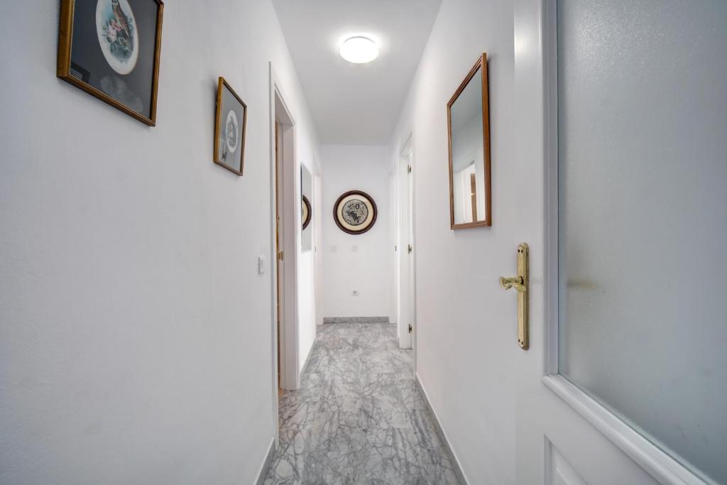 Fotografia z galérie ubytovania Marbella Sleeps 8 Aircon Secure underground parking Free Netflix Fast internet v Marbelli