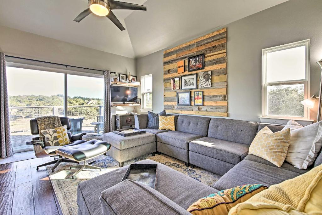 Χώρος καθιστικού στο Peaceful Hill Country Hideaway with Pond Views