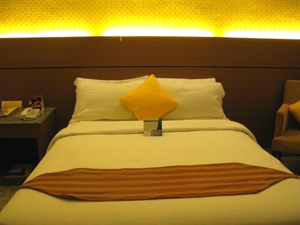 Postel nebo postele na pokoji v ubytování The Royal Mandaya Hotel