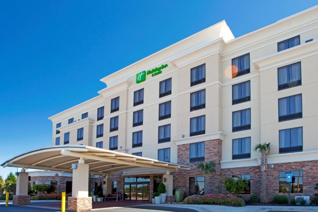 una imagen de un edificio de hotel en Holiday Inn Hotel & Suites Stockbridge-Atlanta I-75, an IHG Hotel, en Stockbridge