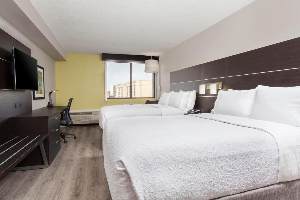 Postel nebo postele na pokoji v ubytování Holiday Inn Express & Suites Mississauga-Toronto Southwest by IHG