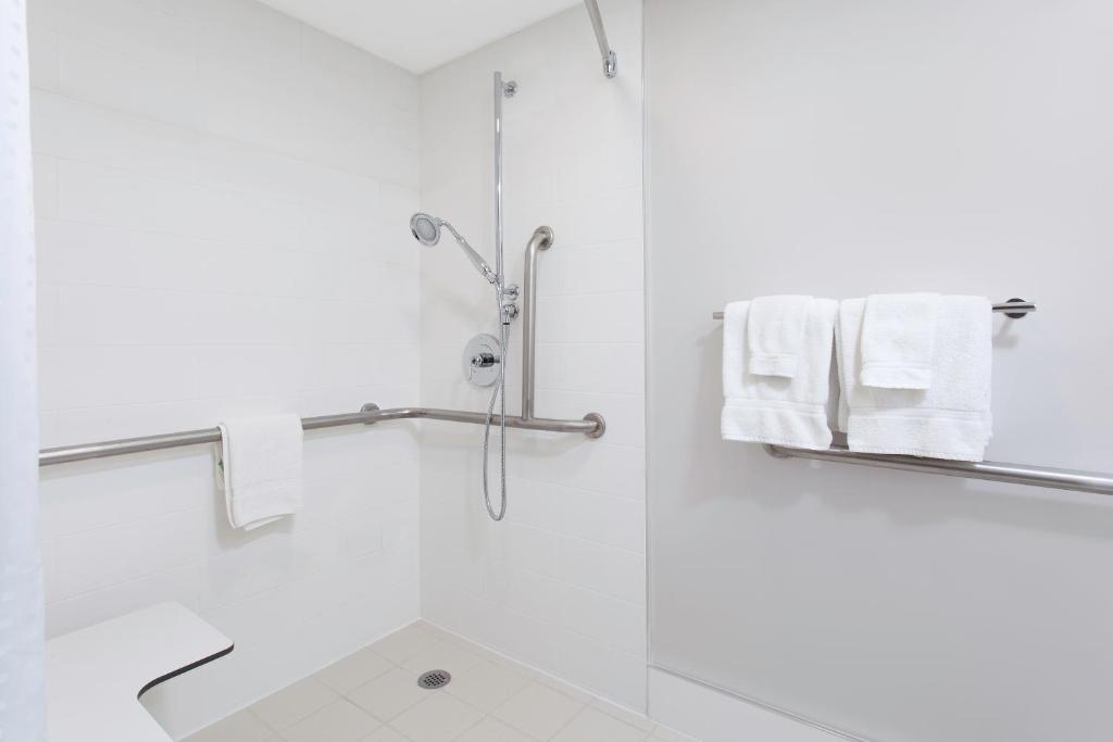 
Queen Room with Mobility Accessible Tub - Non-Smoking
