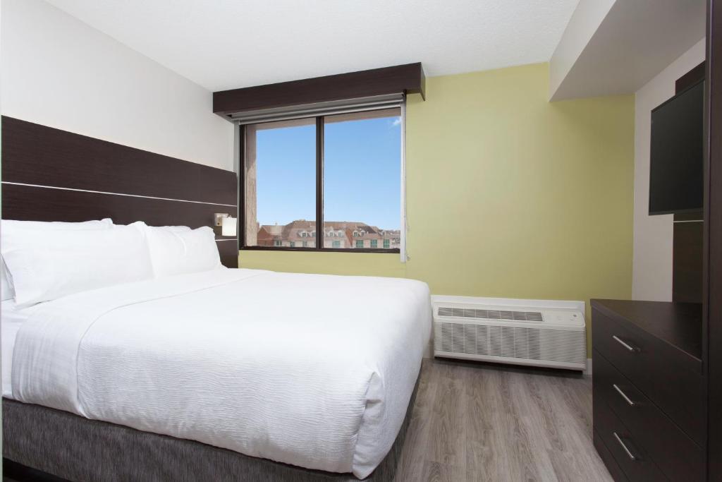 Postel nebo postele na pokoji v ubytování Holiday Inn Express & Suites Mississauga-Toronto Southwest by IHG