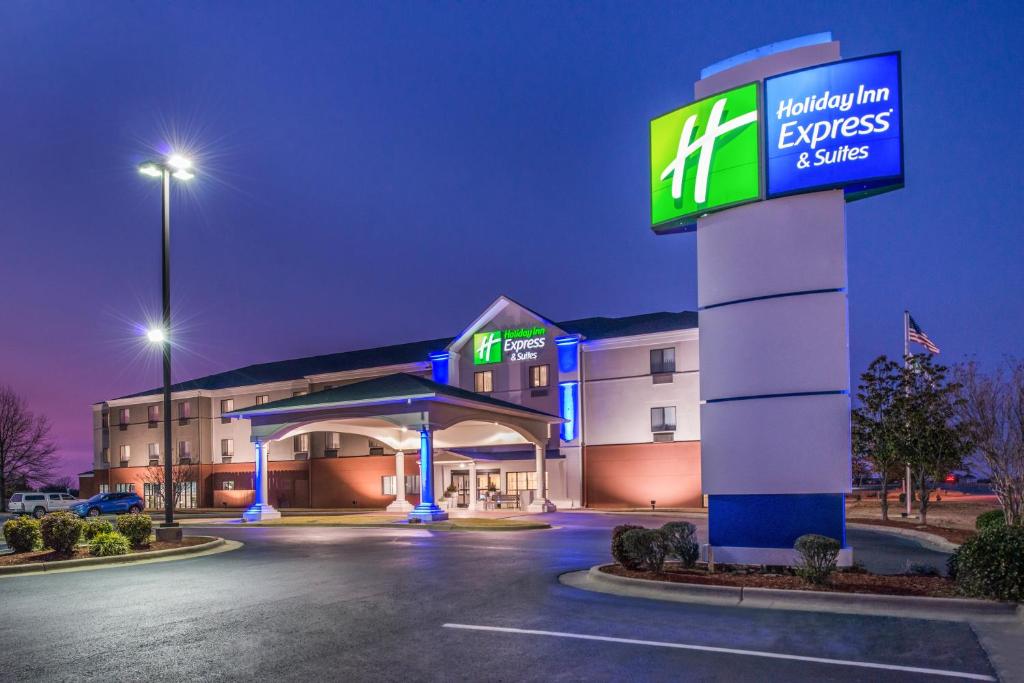 ariott inn express y edificio de suites con gasolinera en Holiday Inn Express Hotel & Suites Lonoke I-40, an IHG Hotel, en Lonoke