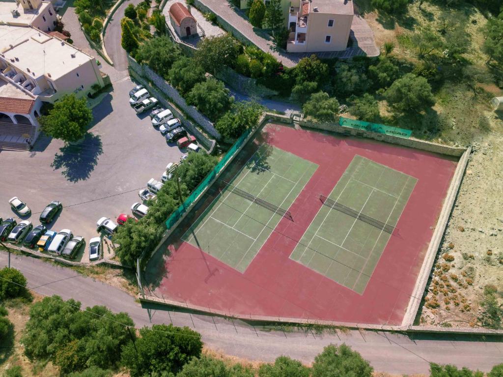 Tenis a/nebo squash v ubytování Almyrida Village & Waterpark nebo okolí