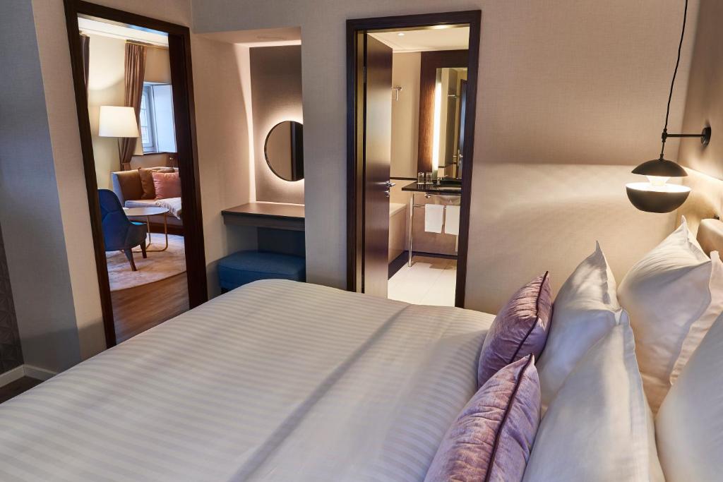 
Suite - free parking
