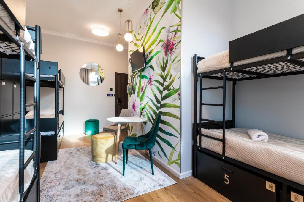 Forrest Apartments & Hostel