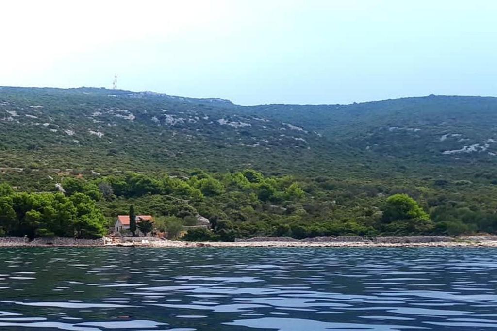 vista di una cassa d'acqua da una barca di Kuća za odmor obitelji Pedišić a Banj