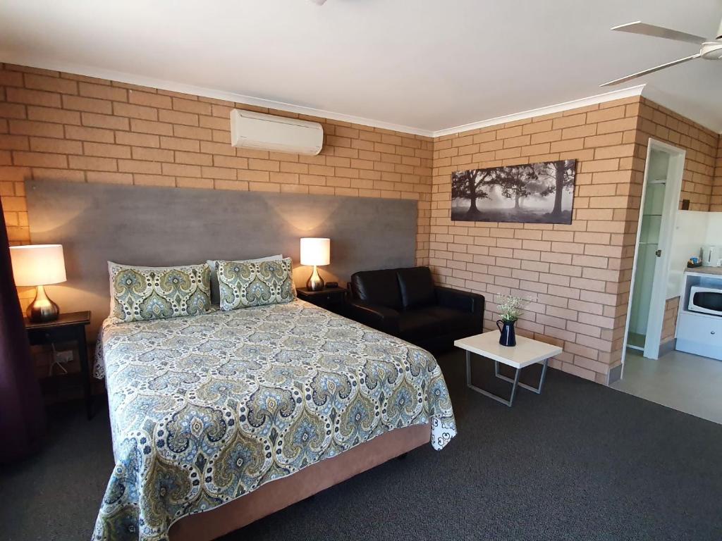 
a hotel room with a bed and a desk at Streaky Bay Motel and Villas in Streaky Bay

