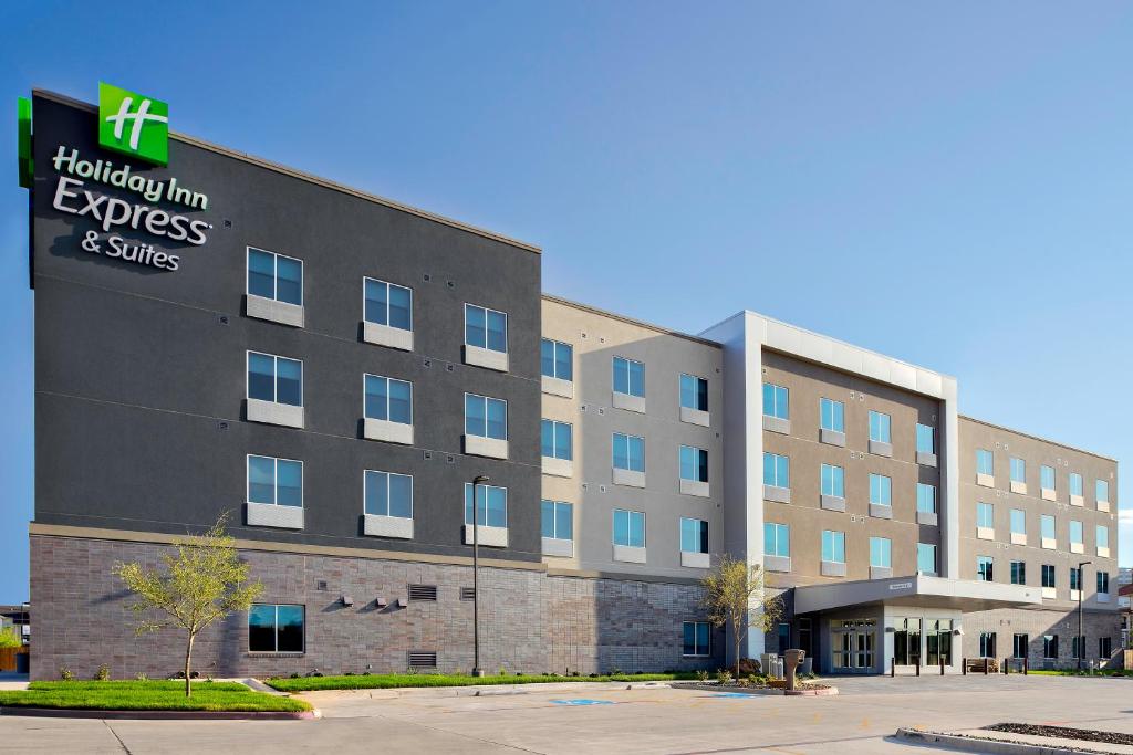 Holiday Inn Express & Suites Lubbock Central - Univ Area, an IHG Hotel في لوبوك: مبنى مكتب مع مستشفى سريع واجنحة