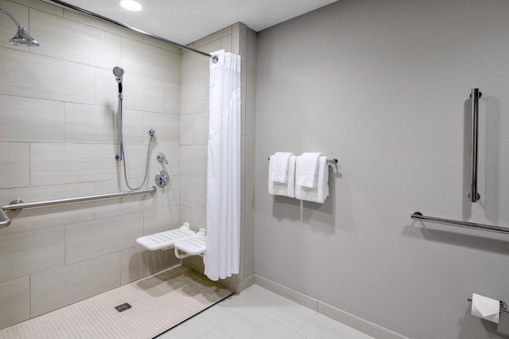 Koupelna v ubytování Holiday Inn Express & Suites Lubbock Central - Univ Area by IHG