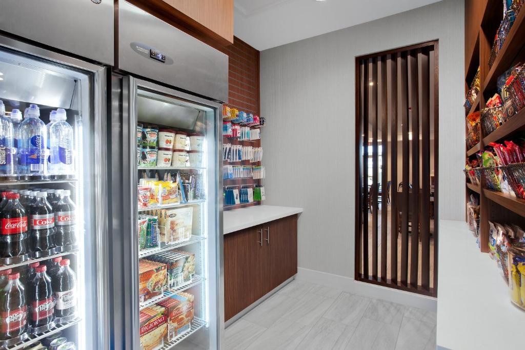 Supermarket nebo jiné obchody v  hotelu nebo okolí