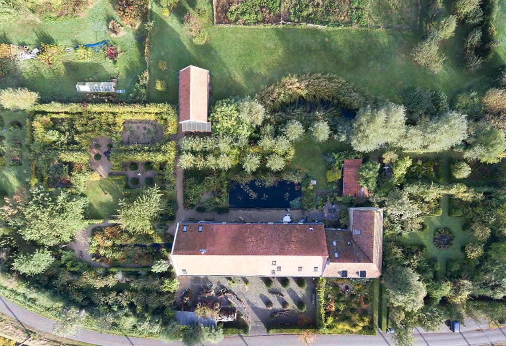 an overhead view of a house with a roof at HEUVELHOF in Baarsdorp