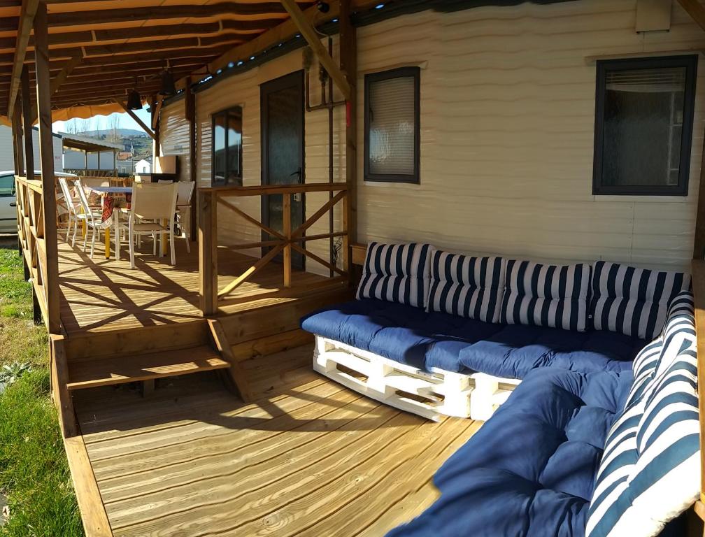 une terrasse avec deux canapés sur une maison dans l'établissement SIBLU CONDRIEU, à Condrieu