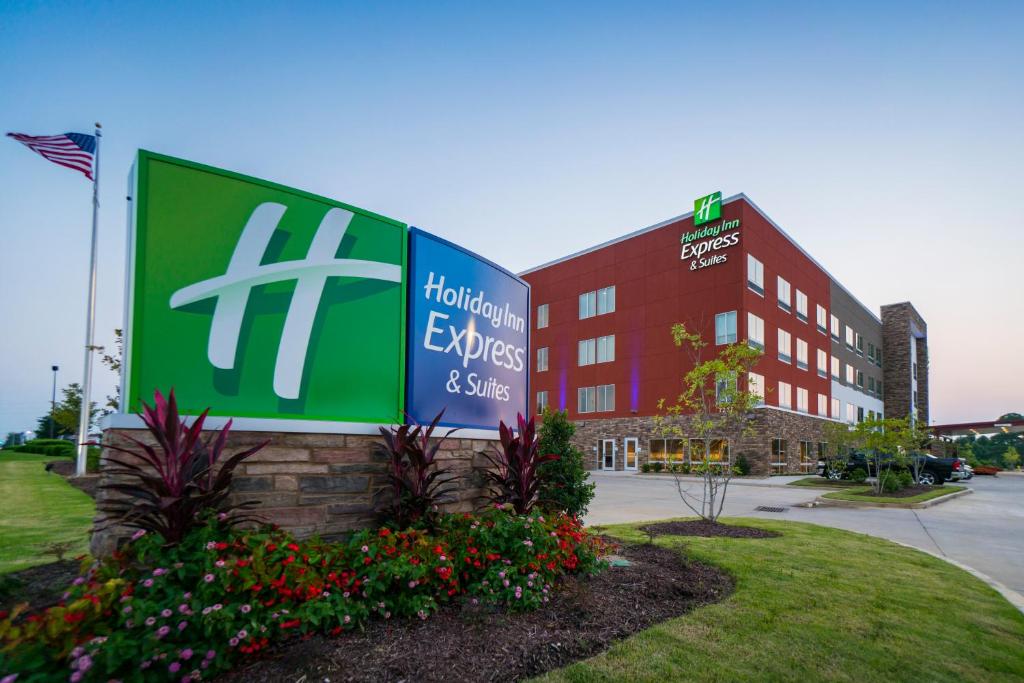 una señal frente a un edificio con un hospital en Holiday Inn Express & Suites - Southaven Central - Memphis, an IHG Hotel, en Southaven