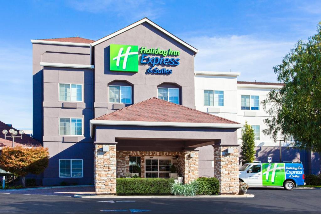 a front view of a holiday inn express hotel at Holiday Inn Express & Suites Oakland - Airport, an IHG Hotel in Oakland